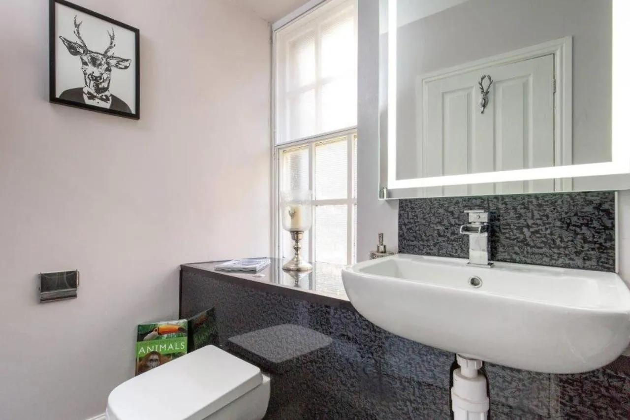 エディンバラBeautiful Newly Decorated Flat On The Royal Mile!アパートメント エディンバラ