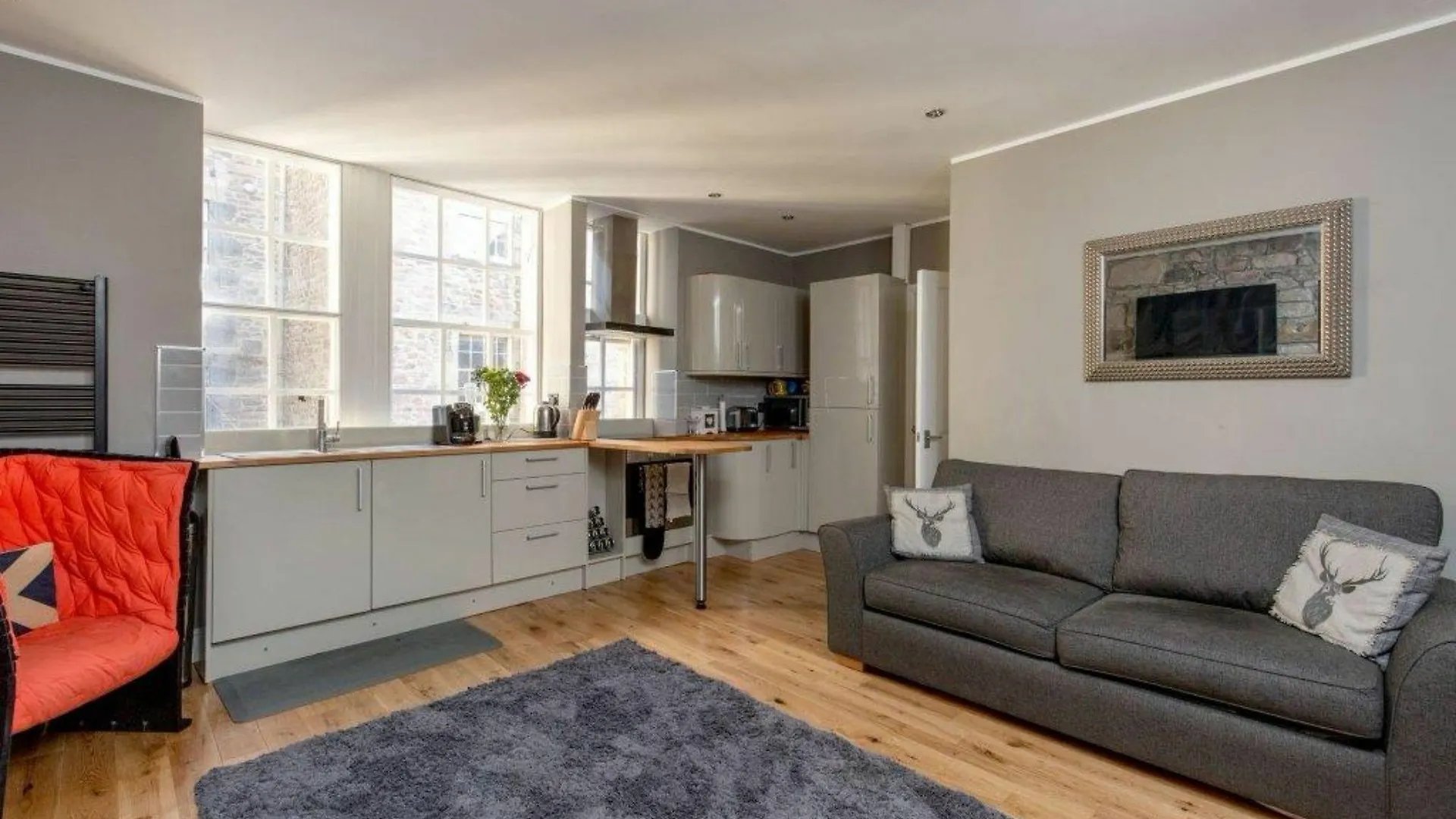 Beautiful Newly Decorated Flat On The Royal Mile!の連絡先
